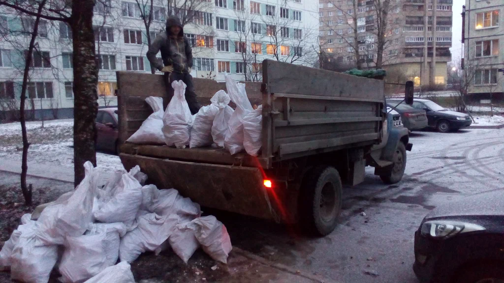 Вывоз мусора в мешках в Ухте в октябре