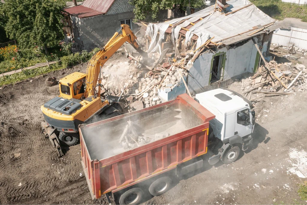 Вывоз мусора после сноса зданий с выездом в Ухте в октябре