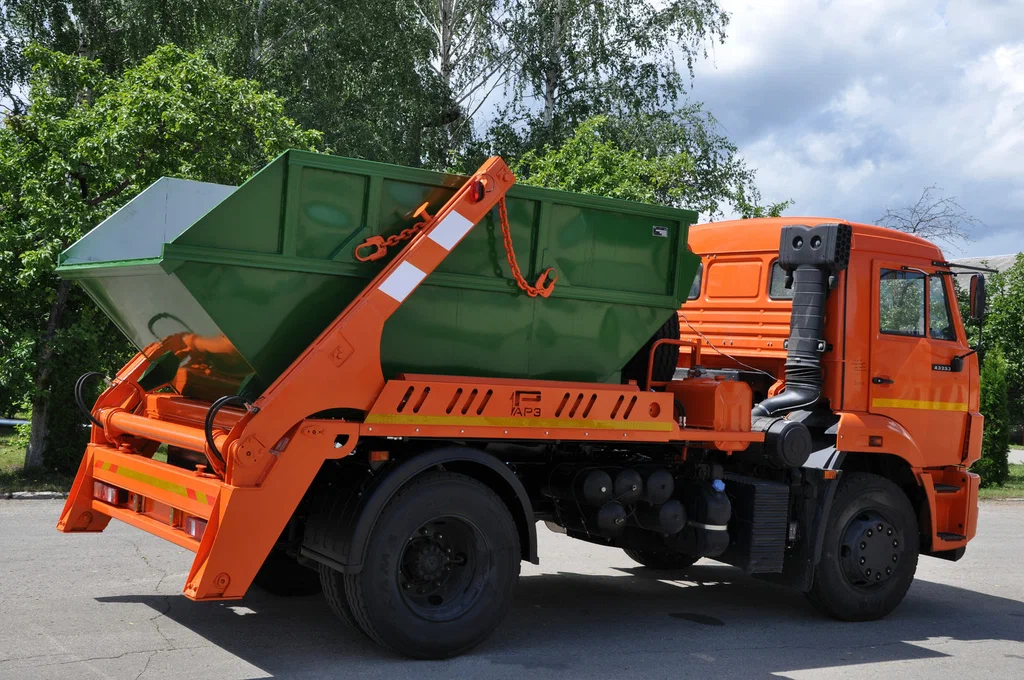 Заказ бункеровоза для вывоза мусора и отходов в Ухте в октябре