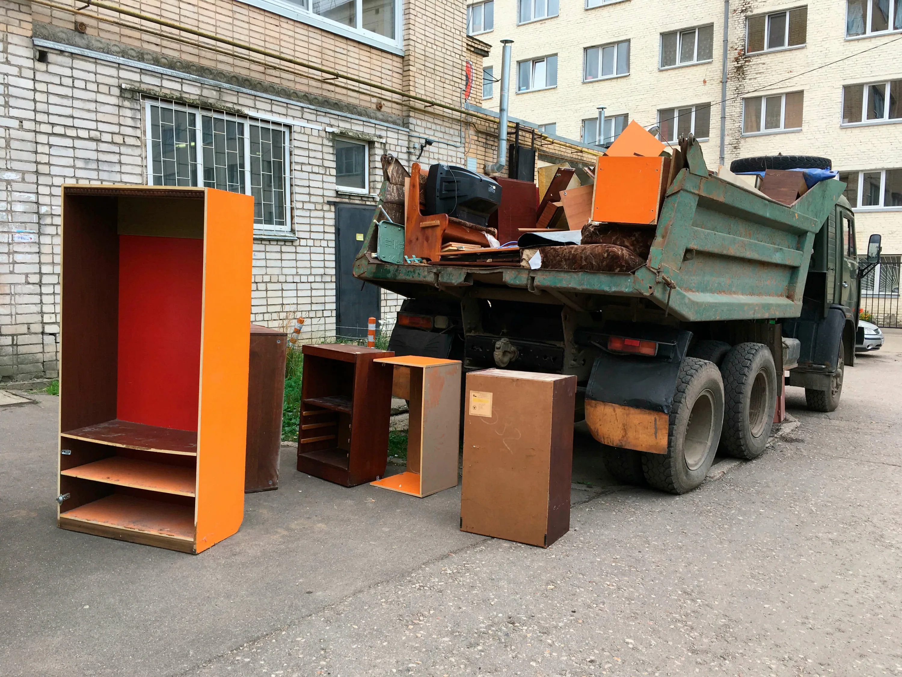 Утилизация старой мебели с вывозом и разбором в Ухте в октябре