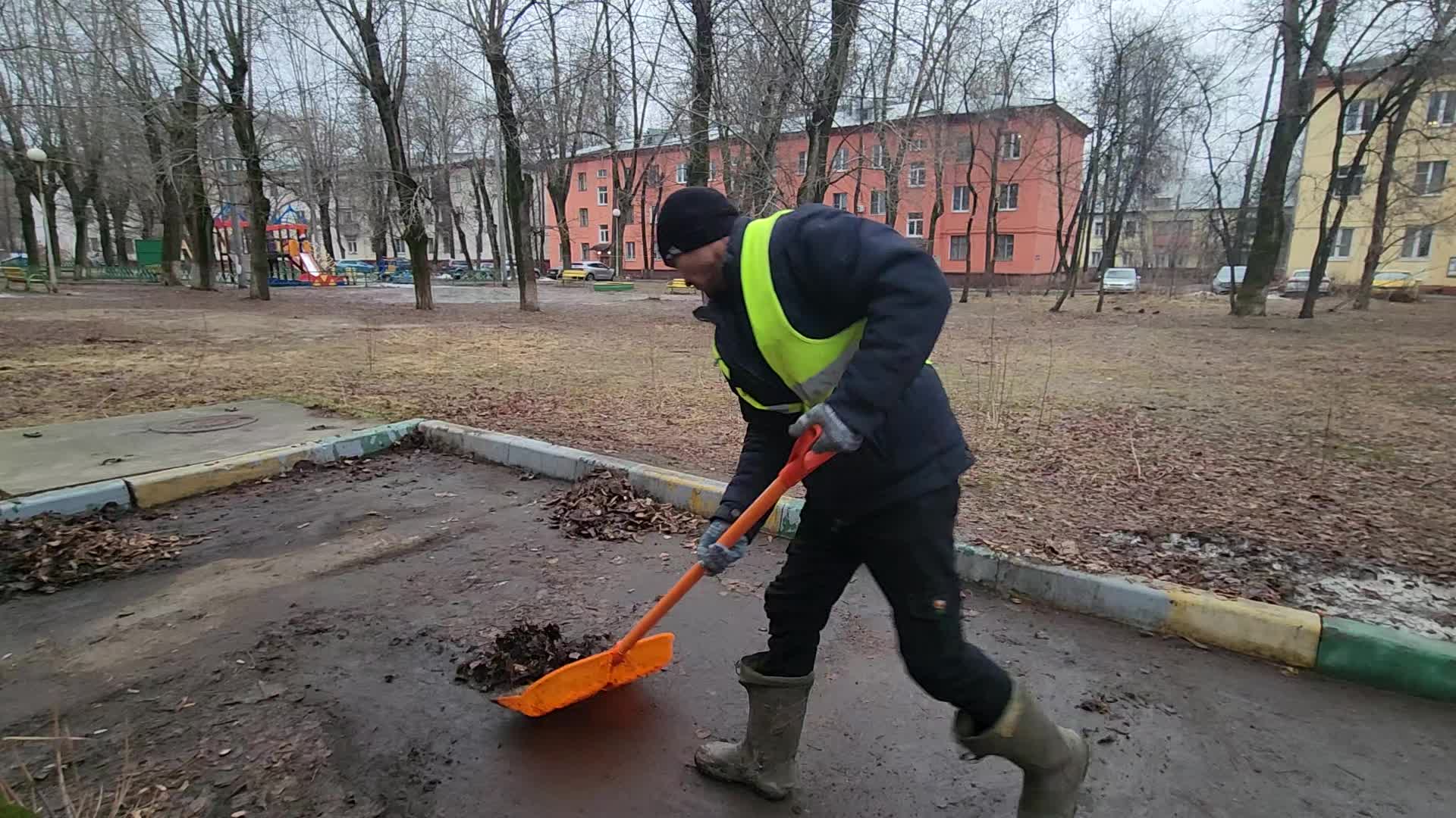 Уборка территорий в Ухте в октябре