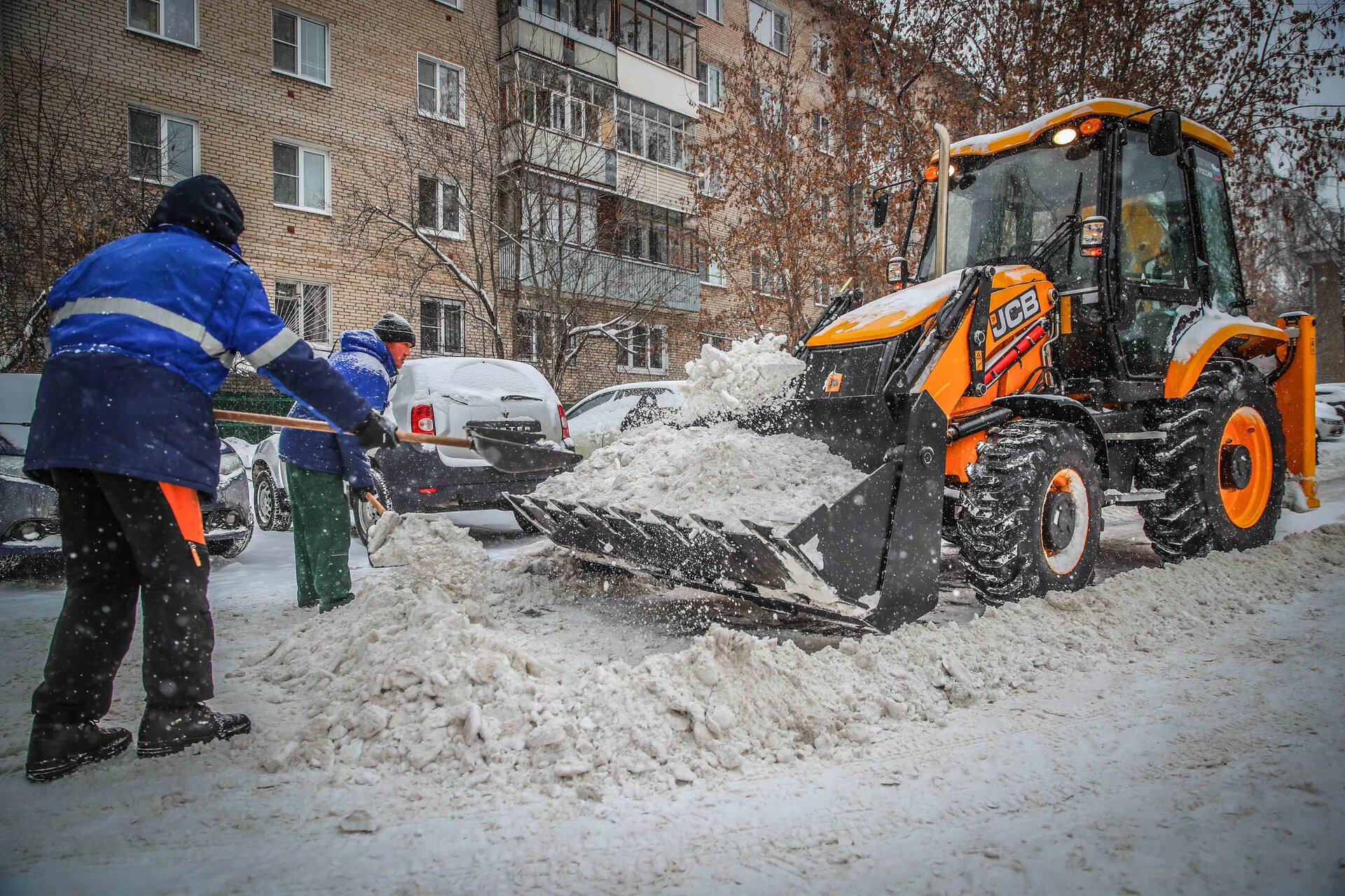 Очистка дворов от снега и наледи в Ухте — уборка снега, трактор и ручная, цены от 506 руб. | ПроМусор