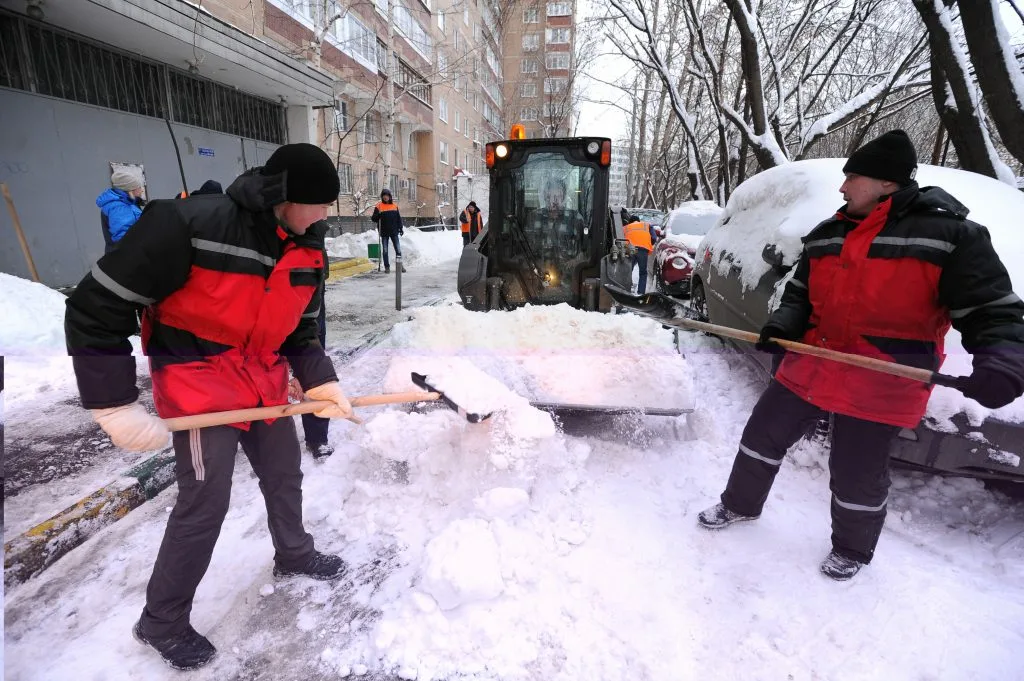 Очистка дворов от снега с гарантией результата в Ухте в октябре