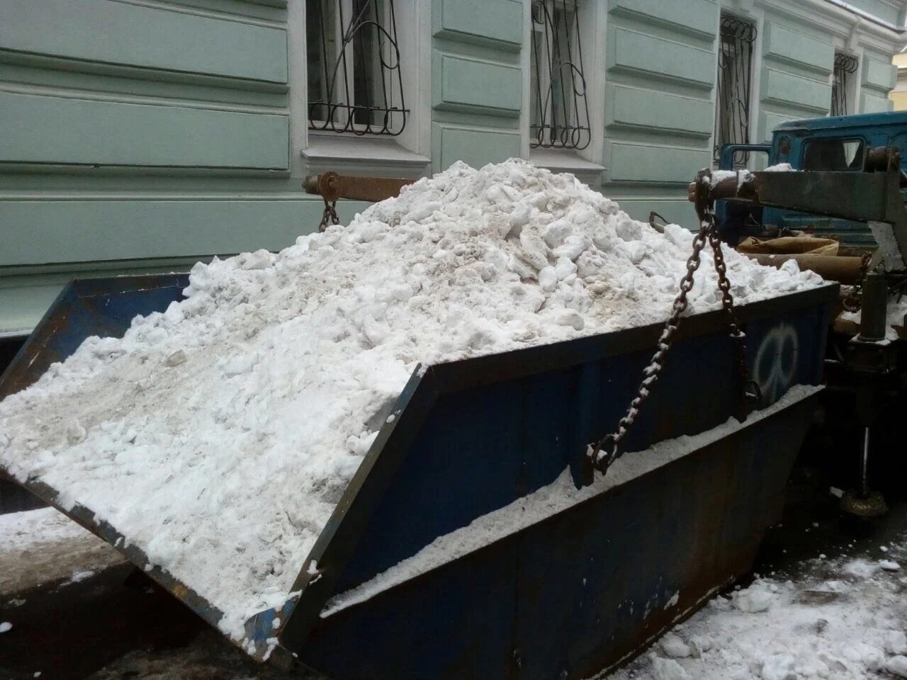 Вывоз снега контейнерами в Ухте в октябре